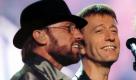 Das archivbild zeigt die Brüder Maurice (v.l.), Robin und Barry Gibb der legendären Gruppe 'Bee Gees', die am 06.09.1998 im Londoner Wembley-Stadion rund 50000 Zuhörer begeistrern. Die Pop-Band («Saturday Night Fever») ist von Königin Elizabeth II. zum Neuen Jahr geehrt worden. Die in Großbritannien geborenen und in Australien aufgewachsenen Brüder Barry, Maurice und Robin Gibb erhielten für ihre «musikalische Leistung» den Verdienstorden «Commander of the British Empire» (CBE). Die Band war in den 60er Jahren unter anderem mit ihren Hits «To Love Somebody», «I've Got To Get a Message To You» und «Massachusetts» weltberühmt geworden.
 Foto: dpa