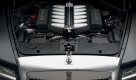 Unter der langen Fronthaube blubbert ein V12-Bi-Turbo Motor. Früher antworteten Rolls Royce-Techniker auf die Frage nach der PS-Leistung ihrer Modelle mit ausreichend. Heute drucken auch die elitären Briten schnöde Datenblätter. Dort steht nachzulesen, dass der 6,6 Liter große Bi-Turbo Direkteinspritzer 570 PS abliefert und schon ab niedriger Drehzahl ein maximales Drehmoment von bis zu 780 Nm. Foto: press-inform