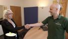 Bei Dr. Daniel Thome erhofft sie sich Linderung ihres Leidens. Helfen sollen ihr unter anderem eine Brustvergrößerung und -straffung. Foto: RTL2