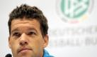 Michael Ballack ist von Joachim Löw schwer enttäuscht. Über den Bundestrainer sagt er, dass er an Scheinheiligkeit nicht zu überbieten sei. Am Donnerstag, den 16. Juni, gab Löw bekannt, dass er Michael Ballack in der Nationalmannschaft nicht mehr einsetzen werde. Foto: dpa