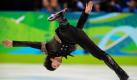 Artistisch geht es im Eiskunstlauf zu. Stéphane Lambiel kämpft im Kurzprogramm gegen die Schwerkraft. Der zweifache Weltmeister aus der Schweiz hat bei der Medaillenvergabe aber nur noch Außenseiterchancen. Er beendet den Tag als Fünfter. Foto: dpa