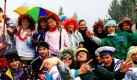 Zu einem Gruppenbild haben sich am Samstag (04.03.2006) im südbrandenburgischen Briesen nahe Cottbus lustig verkleidete Leute aufgestellt. Rund 30 Jugendliche begangen den alten sorbischen Brauch des«Zampern» . Mit der sorbischen Fastnacht sollen die Wintergeister vertrieben werden. Die Leute zampern von Haus zu Haus, um Geld und Eier zu bekommen. Am Abend wird im Dorf dann ein großes Eierkuchenfest gefeiert.
 Foto: dpa