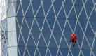 Schwindelfrei: Der 'französische Spinnenmann' alias Alain Robert klettert die Außenfassade des Bakrie Tower in Jakarta hoch. Foto: Adi Weda Foto: dpa