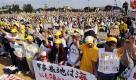 Rund 90.000 Japaner haben am Sonntag gegen die anhaltende Präsenz von US-Truppen auf der Insel Okinawa protestiert. Bei einer Massenkundgebung in der Ortschaft Yomitan forderten die Demonstranten eine Verlegung des US-Militärstützpunkts Futenma, auf dem zehntausende Soldaten stationiert sind. Foto: ap