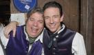 Zwei modische Burschen: Produzent Oliver Berben (r) und Unternehmer Thomas Friedl zeigten sich auf dem Oktoberfest im Partnerlook. Die lila Westen sind jedoch gewöhnungsbedürftig. Foto: dpa
