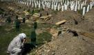 Eine Frau kniet vor dem Grab eines Verwandten auf einem Friedhof bei Srebrenica. Am Montag jährt sich das Massaker, dem mehrere Tausend bosnische Muslime zum Opfer fielen zum 16. Mal.
 Foto: dapd