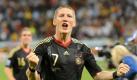 Mit dem kleinen Zoom-Teleobjektiv hat Marcus Brandt die stolz geschwellte Brust samt geballten Fäusten von Bastian Schweinsteiger nach dem überragenden 4:0 gegen Argentinien eingefangen. Foto: dpa