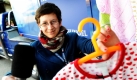 Alexandra Müller hält vor dem Karlsruher Zentrum für Kunst und Medientechnologie ein Mikrofon und ein Kleidungsstück in Ihren Händen. Dies ist Teil ihrer Kunstaktion Intimflohmarkt. Besucher können gegen Preisgabe eines Geheimnisses Gegenstände erwerben. Foto: dpa