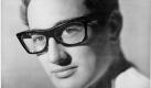 Trotz seiner nur rund 18-monatigen Präsenz auf dem Gipfel des Erfolges blieb Buddy Holly unsterblich. Das Flugzeugunglück von 1959, bei dem der Musiker starb, ging als The Day the Music Died in die Geschichte ein. Unzählige Sampler wurden in der Folge veröffentlicht. Das Musical The Buddy Holly Story wurde noch Jahrzehnte später ein Riesenerfolg. Foto: flickr/ anyjazz65
