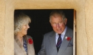 Prinzenpaar in Südafrika: Prinz Charles und seine Frau Camilla besichtigen während ihres fünftägigen Besuchs in dem Land eine traditionelle Lehmhütte im Kirstenbosch National Botanical Garden. Foto: dapd
