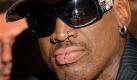 Um seinem Ruf als Bad Boy gerecht zu werden, tut Dennis Rodman wirklich alles! Vor kurzem gab er ein Radiointerview, bei dem er telefonisch zugeschaltet war. Während des Gesprächs mit dem Moderator war deutlich eine Frau bei Rodman zu hören. Er selbst brach immer wieder Sätze ab. Als der Moderator fragte, was los sei, antwortete Rodman er und eine Frau hätte gerade gemeinsam Spaß, will heißen sie befriedigte ihn oral. Im Nachhinein enschuldigt sich der Ex-Basketballprofi dafür. Er sei beimInterview betrunken gewesen. Foto: dpa