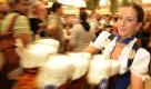 Eine Wiesn-Bedienung muss vor allem eins können: Viele Maßkrüge tragen und schnell sein. Foto: dapd