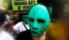 Mit furchterregenden Masken demonstrieren Minenarbeiter gegen die von Ausländern dominierte Minenindustrie der Philippinen. Aktivisten fordern vor der nationalen Minenkonferenz ein Moratorium, damit die Verhältnisse in der Branche verändert werden. Derzeit profitieren ausländische Firmen von den Erträgen der philippinischen Minen, die lokale Wirtschaft geht leer aus. Foto: dpa