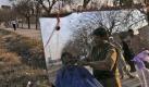 Mitten auf der Straße betreibt ein Friseur sein Geschäft in Pakistan. Kein Dach, keine elektrischen Geräte - nur ein Spiegel und eine Schere genügen, um die Frisuren seiner Kunden wieder in Form zu bringen. Foto: ap