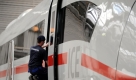 Ein Mitarbeiter von Siemens arbeitet in Krefeld an der Tür eines ICE 3. Das Unternehmen wird die von der Deutschen Bahn bestellten Hochgeschwindigkeitszüge angeblich noch später ausliefern als bislang erwartet. Die Bahn gehe davon aus, dass Siemens den ersten ICE 3 frühestens im Sommer 2012 liefern kann. Foto: dapd