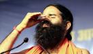 Yoga-Guru Baba Ramdev steht während  seiner Bharat Swabhiman Yatra, seiner Reise durch das Land, in einem freien Yoga-Lager in Sehore, 50 Kilometer von Bhopal entfernt, auf der Bühne. Auf seiner Reise wirbt der Guru um Unterstützung für seinen Kampf gegen Korruption. Für unbestimmte Zeit wird er deshalb in einen Hungerstreik treten. Foto: dpa