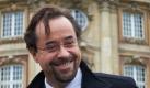 Das Angebot, Ex-Bundesverteidigungsminister Karl-Theodor zu Guttenberg zu spielen, hat den Schauspieler Jan Josef Liefers (47) überrascht. «Ich mag ja verrückte Ideen», sagte der Tatort-Star am Montag in Münster, «aber ich kenne die Geschichte noch nicht.» Er wisse daher noch nicht, ob er bei dem Projekt dabei sein werde. «Ich bin selbst überrascht.» Foto: dpa
