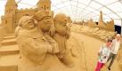 Besucher betrachten in Neddesitz auf der Insel Rügen Sandskulpturen. Für die weltweit größte Sandskulpturenausstellung haben 50 internationale Künstler auf der Ostseeinsel 8000 Tonnen Sand rund um das Thema Klaus Störtebecker verbaut. Die 19 Szenen mit dem Seeräuber im XXL-Format sind noch bis Ende September zu sehen. Foto: ap