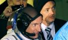 Der amerikanische Astronaut Scott Kelly, ein Mitglied der Besatzung der Internationalen Raumstation ISS, läuft in Begleitung seines Bruders Mark Kelly (rechts) vor dem Start zu seiner Sojus-FG-Rakete im russischen Kosmodrom im kasachischen Baikonur. Für Zwilling Mark steht für 2011 ein ISS-Aufenthalt im Kalender. Foto: ap