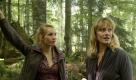 EinesTages imSchwarzwald: Noch weiß Inka (Nadja Uhl, l.) nicht, dass sie die letzte sein wird, die Katharina (Anna Schudt, r.) lebend sieht, bevor diese spurlos verschwindet. Foto: ZDF