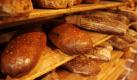 Dunkles Brot ist immer gesünder als Weißes: Gesund ist nur das dunkle Brot aus dem vollen Korn. Durch Melasse oder Malz kann heute auch helles Brot eingefärbt werden. Gesünder sind sie deshalb aber nicht. Ein Blickauf die Zutatenliste lohnt sich. Foto: ddp