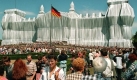 Mehrere tausend Menschen besuchen am 25.06.1995 das verhllte Reichstagsgebude in Berlin. Verpackungsknstler Christo und sein Team stellten am 24. Juni 1995 nach neuntgiger Arbeit die Verhllungsaktion des Parlaments fertig. Foto: Wolfgang Kumm (zu dpa-Serie Die 90er Jahre vom 17.03.) +++(c) dpa - Bildfunk+++ 
HIV - Verpackungsknstler Christo steht am 26.06.1995 auf einer Plattform vor dem verhllten Reichstagsgebude in Berlin. Foto: Wolfgang Kumm (zu dpa-Serie Die 90er Jahre vom 17.03.) +++(c) dpa - Bildfunk+++ Foto: dpa