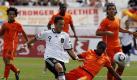 Ausgerechnet gegen die ewigen Rivalen aus den Niederlanden verloren die deutschen Fußballer das Finale der U17-Europameisterschaft mit 2:5 - trotz zweimaliger Führung. Hier kämpft DFB-Spieler Samed Yesil (Mitte) kämpft mit dem Niederländer Terence Kongolo (rechts) um den Ball. Foto: dpa