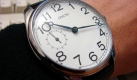 Viel Uhr, ein bisschen Diskus: Armbanduhren erreichen heute im Durchmesser durchaus 45 Millimeter oder mehr. (Bild: Wiethoff/dpa/tmn) Foto: dpa
