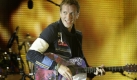 Chris Martin, Sänger von Coldplay, greift beimKonzert im Londoner Wembley Stadion Freitagabend auch mal zur Gitarre. Foto: ap