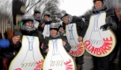 Auch ein Weg, in Zukunft an die Glühbirne zu erinnern: als Kostüm im Karneval. Foto: ddp