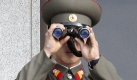 A North Korean soldier observes through a pair of binoculars to the south at the Truce Village of Panmunjom in the demilitarized zone that separates the two Koreas since the Korean War, north of Seoul, South Korea, Tuesday, Nov. 10, 2009. Navy ships of the two Koreas exchanged fire Tuesday along their disputed western sea border, South Korean military officers said. (AP Photo/Lee Jin-man) Foto: ap