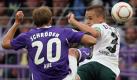 Einen tollen Kampf liefert Zweitliga-Aufsteiger Aue (links Oliver Schröder) im Spiel gegen Mönchengladbach (Filip Daems). Die Gäste zogen trotzdem in die nächste Runde ein - am Ende stand es 3:1. Foto: ap