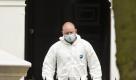 A police forensic officer leaves the home of British pop singer Amy Winehouse in north London, Saturday, July, 23, 2011. Amy Winehouse, the beehived soul-jazz diva whose self-destructive habits overshadowed a distinctive musical talent, was found dead Saturday in her London home, police said. She was 27. (AP Photo/Joel Ryan) Foto: dapd