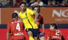 FC Barcelona?s Swedish striker Zlatan Ibrahimovic (C) vies for the ball with Osasuna?s defender Miguel Flaæo (L), defender C-sar Azpilicueta (R) and winger Juan Francisco Torres (back) during their Spanish Primera Division soccer match played at the Reyno de Navarra stadium in Pamplona, Navarra, northern Spain, on 31 October 2009. 
 Foto: dpa
