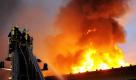 In einem Reifenlager in Berlin-Treptow kam es zu einem Großbrand. Wegen der starken Rauchentwicklung musste unter anderem eine Straße gesperrt werden.
 Foto: ddp