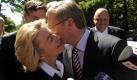 Wir unterstellen der Politik ja gern Verlogenheit. Vielleicht ist das manchmal zu oft, aber bei diesem politischen Kuss wahrscheinlich angebracht: Ob Ursula von der Leyen den neuen Bundespräsidenten Christian Wulff auch jetzt noch so herzlich abschmatzen würde? Schließlich war auch sie für das höchste Staatsamt im Gespräch. Foto: ddp