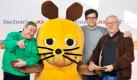 Regisseur Christoph Biemann (links), Moderator Ralph Caspers (Mitte) und Regisseur Armin Maiwald feiern gemeinsam mit der Maus den 40. Geburtstag der Sendung mit der Maus in Köln. Die Jubiläumssendung läuft am Sonntag, 13. März, im Ersten. Foto: dpa
