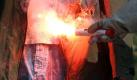 2010 warnte der Deutsche Fußball-Bund in einer Pressemitteilung: «Das Abbrennen von Pyrotechnik wird gerade von Ultra-Gruppierungen verharmlost, dabei sind die Gefahren beträchtlich. Die Flamme einer Bengalfackel entfacht eine Hitze von 1600 bis 2500 Grad Celsius. Verbrennungen entstehen auch ohne direkte Berührung mit der Flamme. Die Fackel kann während des Abbrennens nicht gelöscht werden. Das Einatmen der Dämpfe ist gesundheitsschädigend und kann nicht nur bei Asthmatikern Erstickungsanfälle auslösen.» Foto: dpa