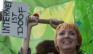 Die Bundesvorsitzende der Grünen, Claudia Roth, nimmt an der Demonstration gegen Überwachung teil. Foto: dpa