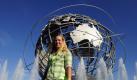 Angelique Kerber vor der Unisphere im Flushing-Meadows-Park. Die Weltkugel wurde 1964 für die Weltausstellung in New York gebaut. Foto: dpa