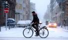 Eine junge Frau fährt am Sonntag (20.12.2009) in Frankfurt am Main mit dem Fahrrad durch das Schneetreiben. Am Nachmittag fielen in Frankfurt mehrere Zentimeter Schnee. Bundesweit sorgten die eisige Kälte und zum Teil heftiger Schneefall für mancherorts chaotische Verkehrsbedingungen. Foto: Marius Becker dpa/lhe +++(c) dpa - Bildfunk+++
pixel Foto: dpa