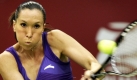 Die serbische Tennisspielerin Jelena Jankovic spielt den Ball zu ihrer Gegenspielerin Yaroslava Shvedova aus Kazachstan. Der Kreml-Cup startet heute schon zum 17. Mal in der russischen Hauptstadt Moskau. Foto: ap