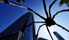 Die Bronzeskulptur Maman der französisch-amerikanischen Künstlerin Louise Bourgeois ist vor dem Mori-Turm im japanischen Tokio zu sehen.  Die lang verkannte Bildhauerin starb gestern im Alter von 98 Jahren an Herzversagen.  Foto: dpa
