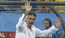 Uah, ausgerechnet gegen Spanien! Da wird Portugals Carlos Queiroz gleich so warm, dass er selbst im Winter keine Anzugjacke braucht. Auch die Krawatte würde ihm nur noch mehr den Atem rauben. Geholfen hat das alles nichts. Foto: ap