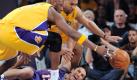Titelverteidiger Los Angeles Lakers hat das erste Finale der Western Conference in der nordamerikanischen Basketball-Liga NBA gewonnen. Beim 128:107 gegen die Phoenix Suns steuerte Superstar Kobe Bryant 40 Punkte bei, davon allein 21 im dritten Viertel. Es war der siebte Sieg in Serie der Lakers in den Playoffs, die Suns kassierten ihre erste Niederlage nach sechs Spielen. Spiel Nummer zwei der Serie „Best of seven“ findet an diesem Dienstag (Ortszeit) erneut in Los Angeles statt. Im Finale der Eastern Conference stehen sich die Cleveland Cavaliers und die Boston Celtics gegenüber.


Phoenix Suns guard Steve Nash tries to pass the ball against Los Angeles Lakers forward Lamar Odom, left and guard Derek Fisher during the second half of Game 1 of the NBA basketball Western Conference finals Monday, May 17, 2010, in Los Angeles. (AP Photo/Mark J. Terrill) Foto: AP Photo/Mark J. Terrill