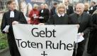 In Berlin protestierten im vergangenen Jahr evangelische Pfarrer gegen die Körperwelten-Ausstellung. Die Geistlichen demonstrierten mit Flugblättern und Transparenten gegen die Plastinate menschlicher Leichen. Foto: dpa