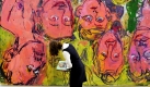 Eine Besucherin der Ausstellung Baselitz. 50 Jahre Malerei im Museum Frieder Burda in Baden-Baden betrachtet das Gemälde Wir daheim. Einen umfassenden Einblick in das Schaffen von Georg Baselitz gibt die große Werkschau, die ab Samstag bis zum 14. März 2010 gezeigt wird. Foto: dpa