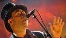 ARCHIV -  Damon Albarn, Mitglied der Band Gorillaz, fotografiert am 7. Juli 2007 in Montreux. Das neue Album der britischen Comic-Band Gorillaz heisst Plastic Beach. (AP Photo/Keystone, Sandro Campardo) ** zu unserem KORR ** --- FILE - Damon Albarn, singer of British band The Good the Bad and the Queen, performs on stage during the 41th Montreux Jazz Festival at the Stravinski hall in Montreux, Switzerland, July 7, 2007. (KEYSTONE/Sandro Campardo) Foto: ap