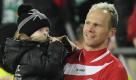 ... und Markus Miller (Hannover 96), der nach seinem Burnout zurück im Profifußball ist, großer Beliebtheit. Foto: dapd