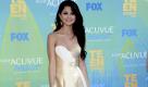 Selena Gomez hätte in ihrem goldenen Erin-Fetherston-Kleid so hübsch aussehen können, wäre da nur nicht dieser weiße gardinenartige Stofffetzen gewesen, der an der Sängerin so lustlos herunterhing. Foto: dapd